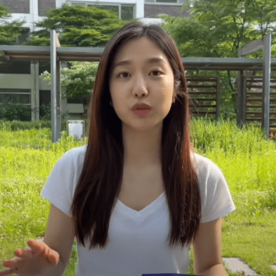 방송인 이혜성이 서울대학교에서 자신의 학창 시절에 대해 이야기하고 있다.